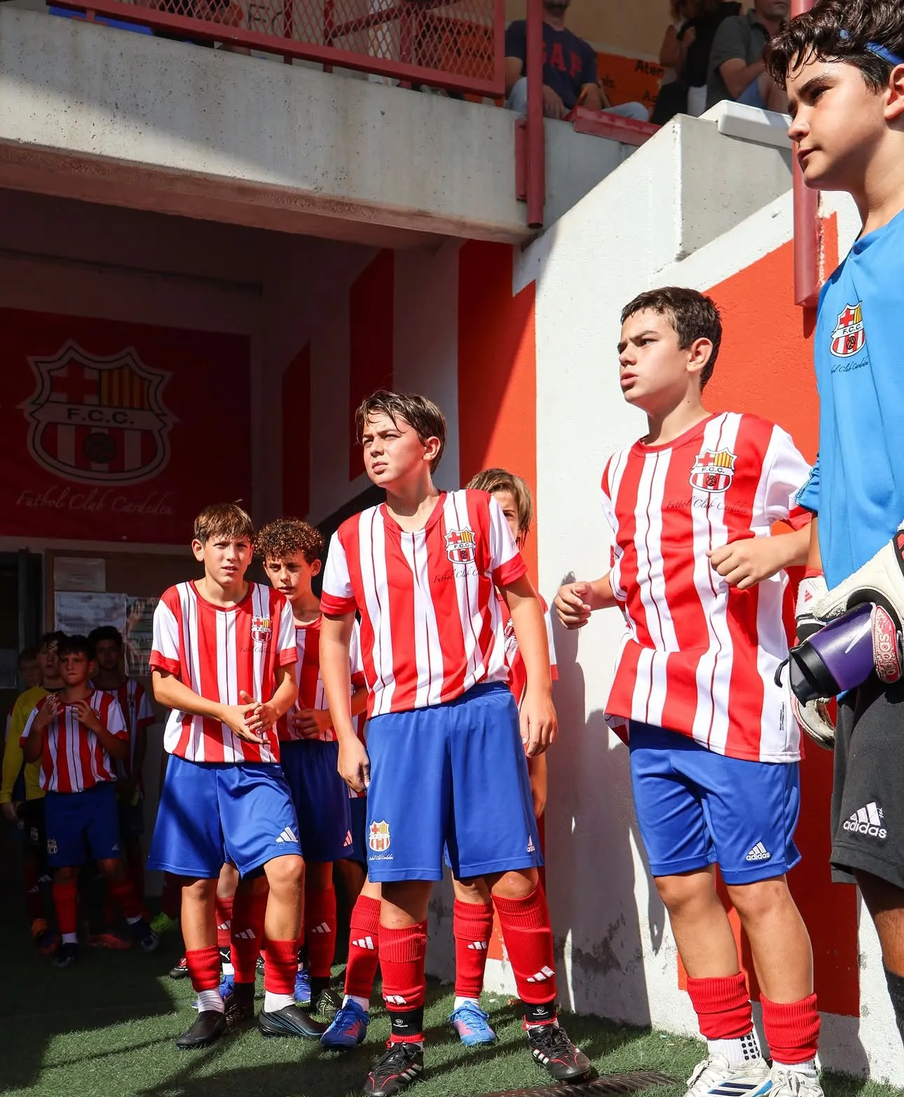 Jugadors del futbol base sortint del túnel de vestidors