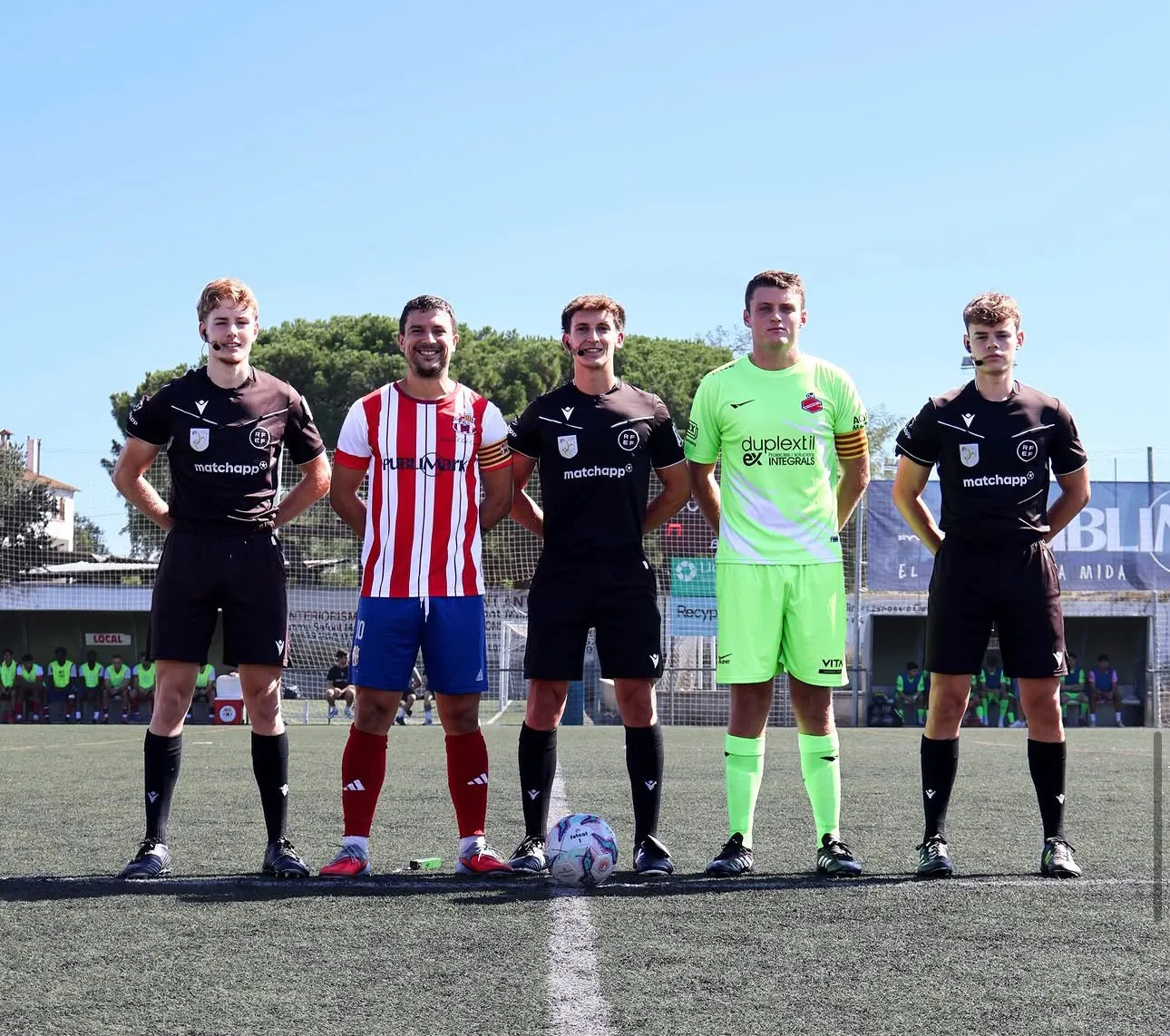 Capitans i trio arbitral abans del partit