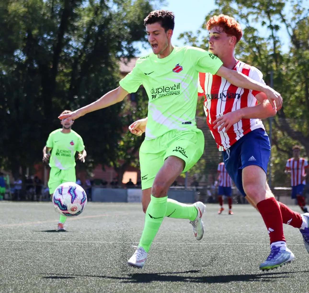 Jugador del FC Cardedeu en un duel durant un partit