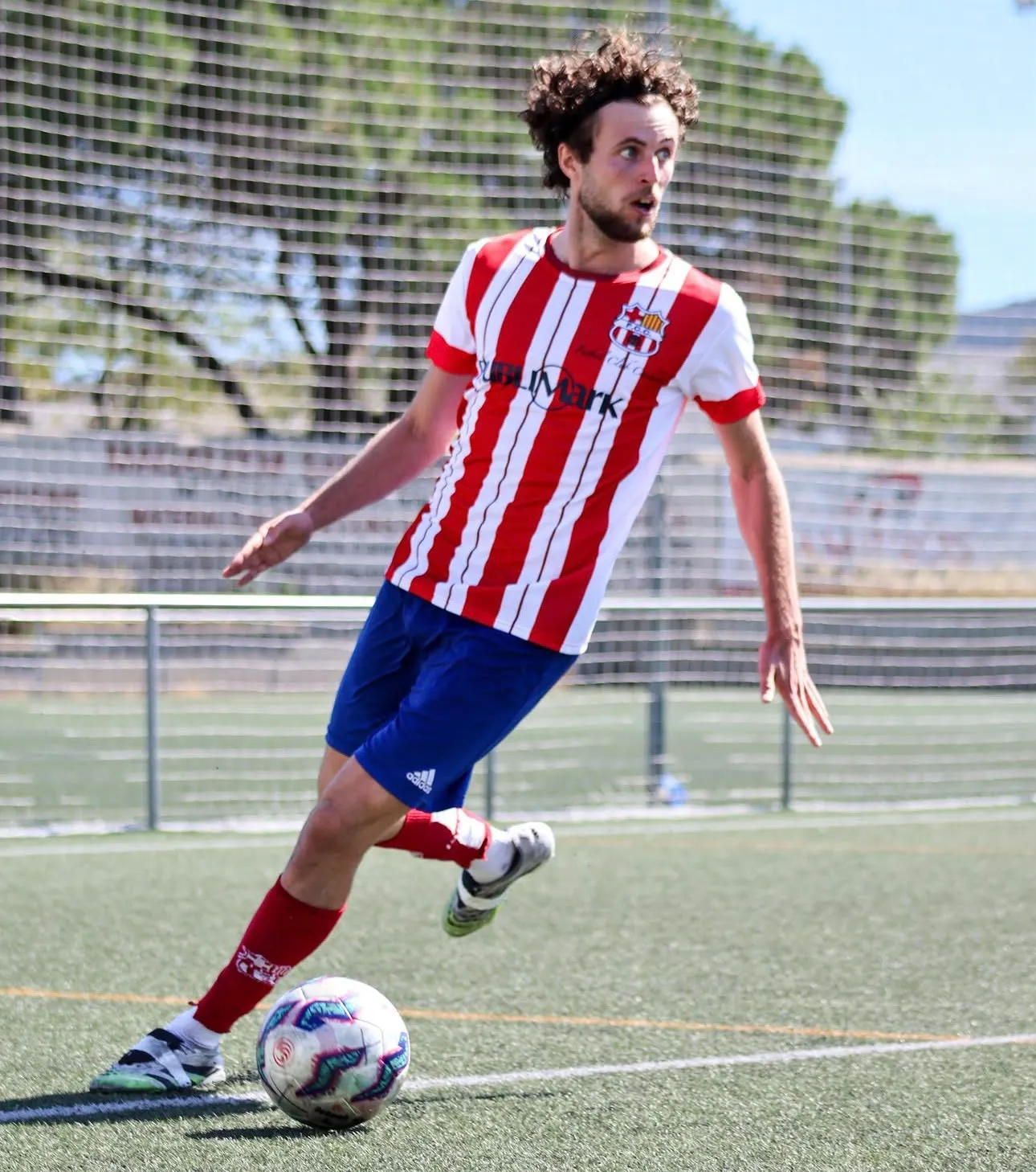 Jugador del primer equip del FC Cardedeu amb la pilota
